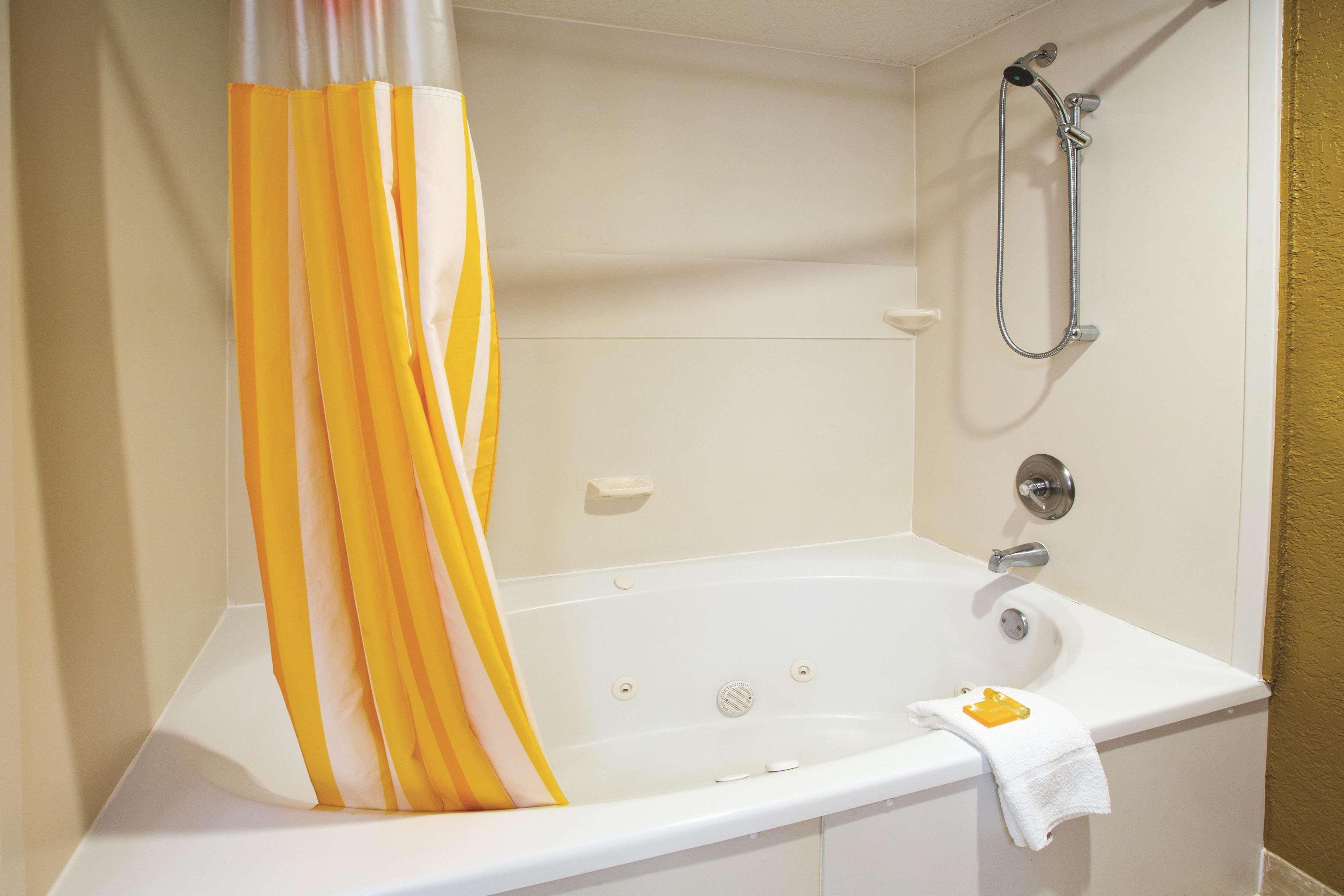 La Quinta By Wyndham Hot Springs Hotel Luaran gambar